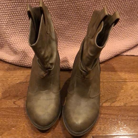 Boots - Picture 2 of 4